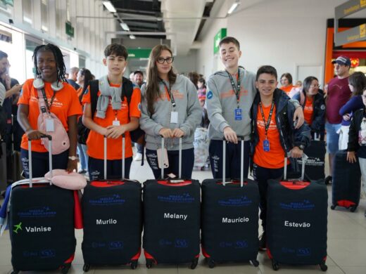 Alunos da rede municipal embarcam para Missão Cidade Educadora em Medellín neste sábado