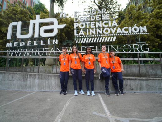Alunos da rede municipal apresentaram projetos educacionais em Medellín nesta quarta-feira (15)