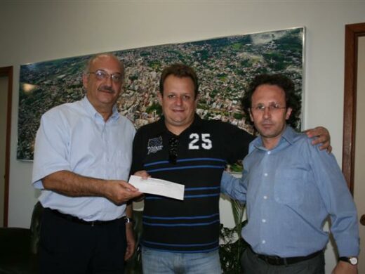 Prefeitura entrega premiação em dinheiro do Carnaval de Rua