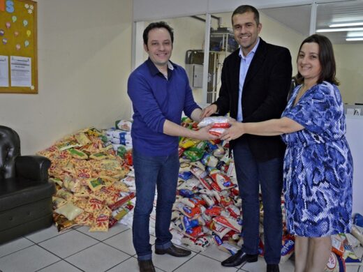 Duas toneladas de alimentos doados para APAE