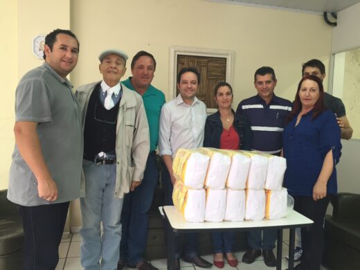 Doação de alimentos beneficia três entidades