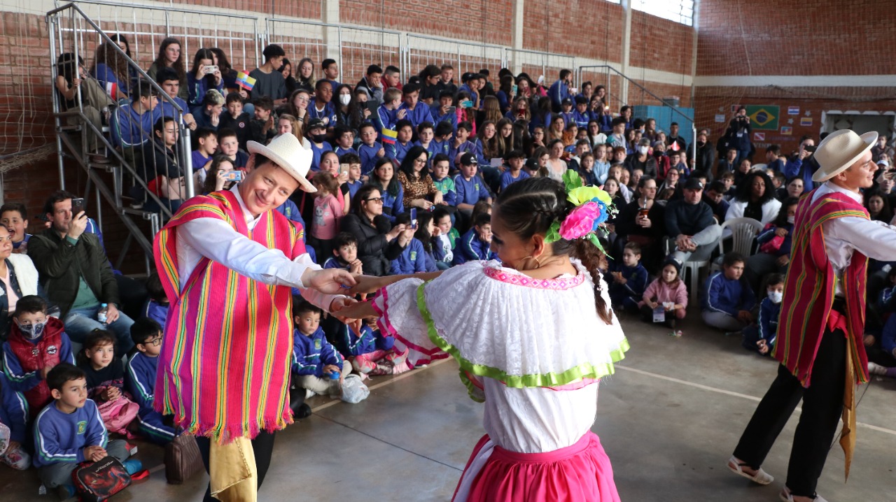 Nas escolas e nos bairros: Festival de Folclore amplia acesso à cultura descentralizando apresentações