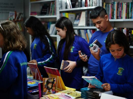 Chuva não altera programação da Feira do Livro