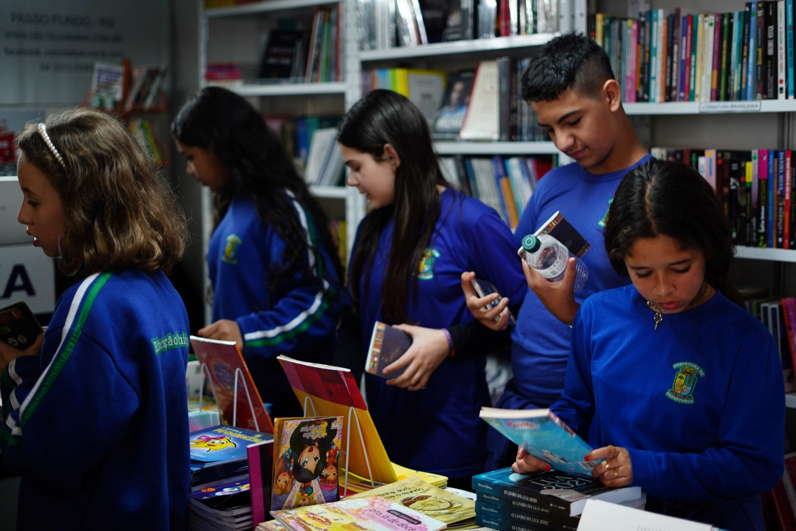 Chuva não altera programação da Feira do Livro