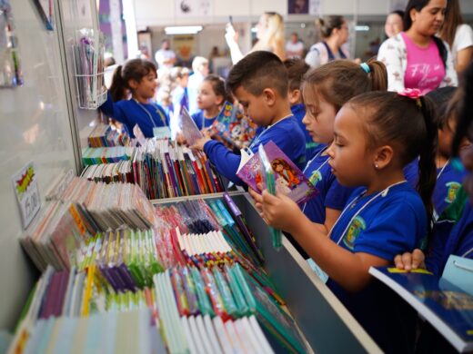 Feira do Livro destaca vale-livro e oferece programação diversificada nesta segunda-feira