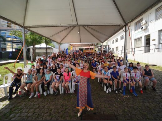 Feira do livro proporciona encontro especial entre alunos e escritores