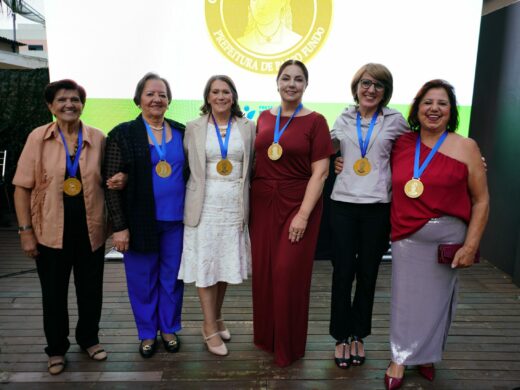 Prefeitura homenageia ex-vereadoras com a Comenda Anna Theodora