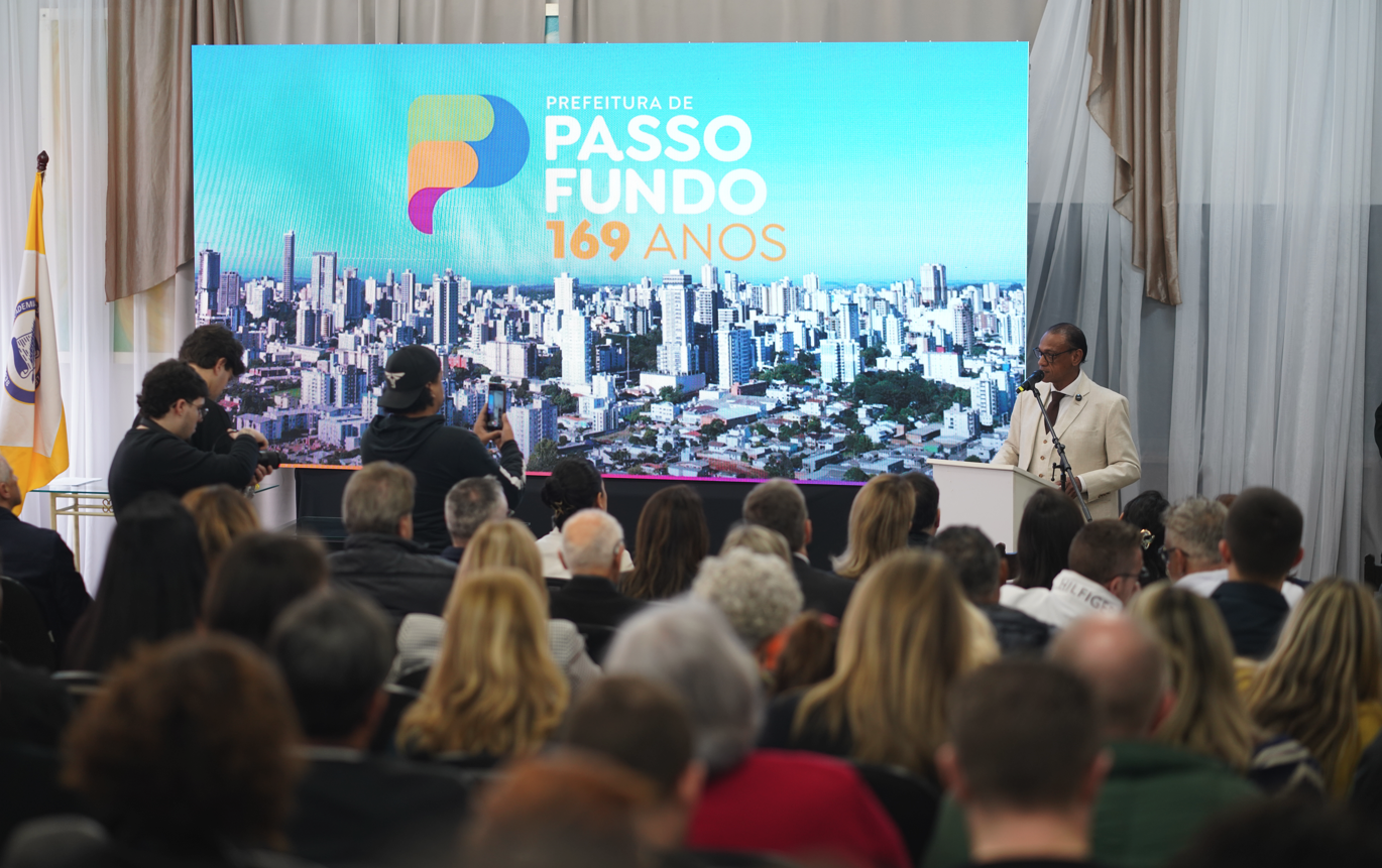 Prefeitura homenageia entidades e personalidades que fazem parte da história de Passo Fundo
