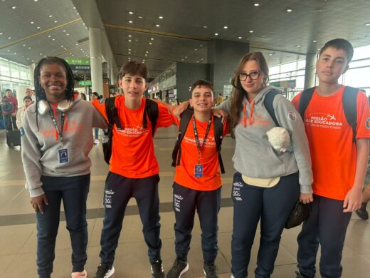 Alunos da Missão Cidade Educadora iniciam retorno de Medellín