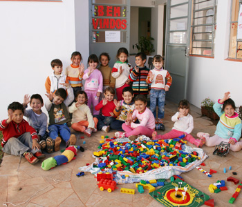 Alunos da educação infantil empolgados com as novas instalações