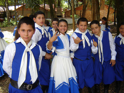 Estudantes confraternizam no rodeio