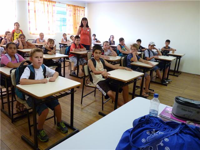 Alunos são recepcionados pela professora