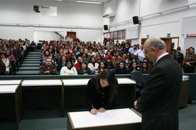 Prefeito acompanhou a assinatura dos novos professores