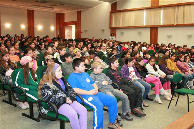 Estiveram presente cerca de 400 alunos da rede municipal de ensino