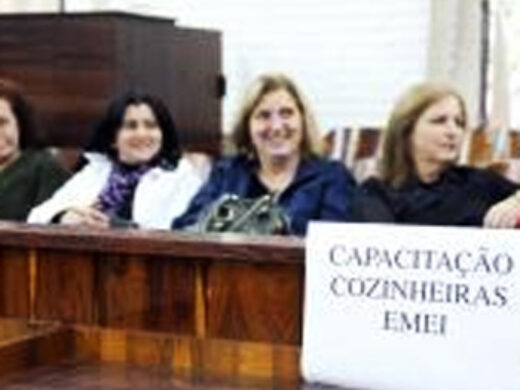 Curso promovido pela Prefeitura capacita cozinheiras de escolas municipais