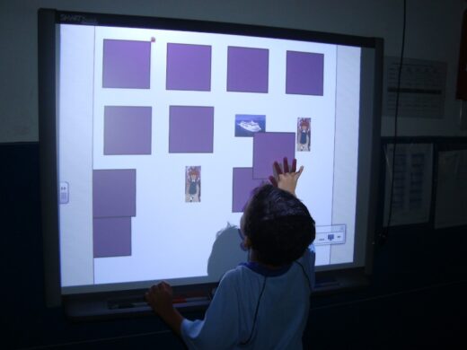 Lousas digitais serão entregues para 23 escolas municipais