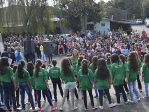 Prefeitura inaugura quadra de esportes, realiza pavimentação e entrega uniformes