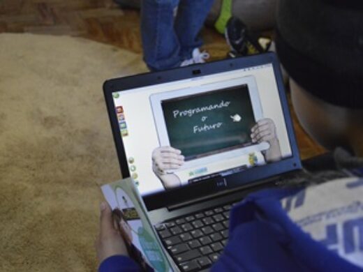 Mais de 300 alunos participaram de projeto de inclusão digital em 2014