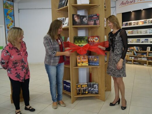 Prefeitura entrega R$ 100 mil em livros para uso da comunidade