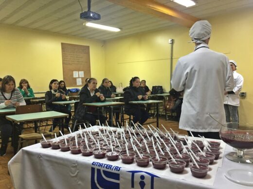 Merendeiras realizam capacitação