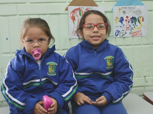 Entrega de óculos para crianças de seis escolas