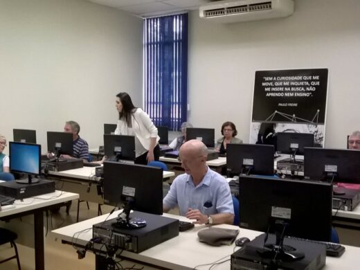 ﻿Terceira idade inserida na Escola de Hackers