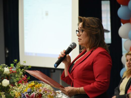 Professora Emérita homenageia Vera Lúcia