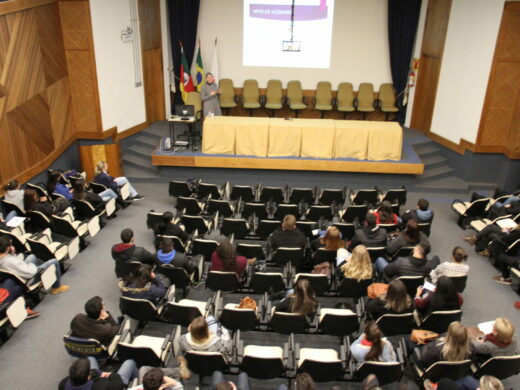 Monitores da rede municipal participam de formação