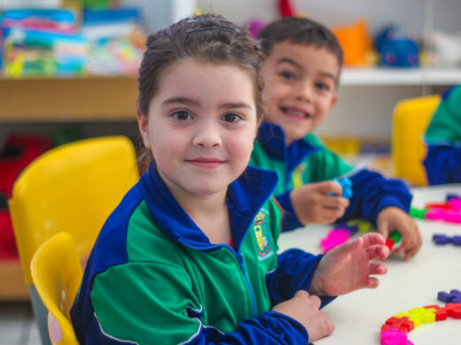 Uniforme escolar beneficia milhares de famílias