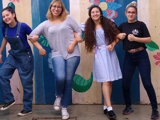 Alunos fazem releitura corporal de obras de arte