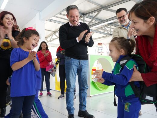 Prefeitura começa a entrega de uniformes escolares e mochilas aos alunos da rede municipal