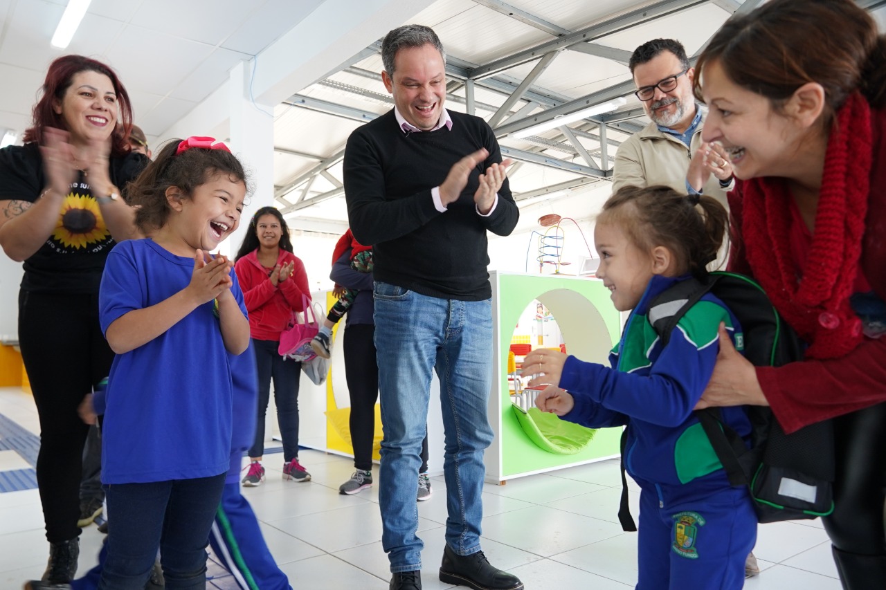 Prefeitura começa a entrega de uniformes escolares e mochilas aos alunos da rede municipal