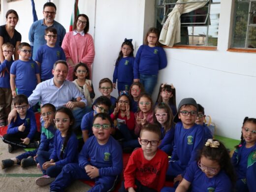 Olhar de Criança: prefeito Pedro Almeida entrega óculos a crianças da rede municipal