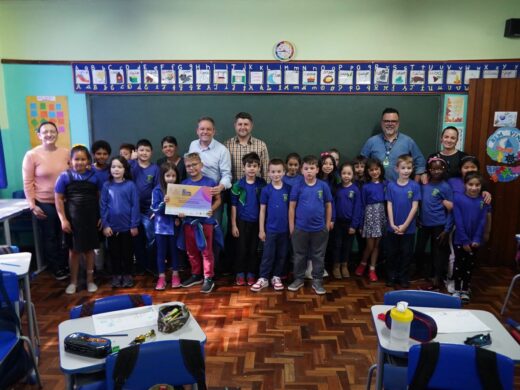 Prefeitura homenageia escolas que sediaram o XV Festival Internacional de Folclore