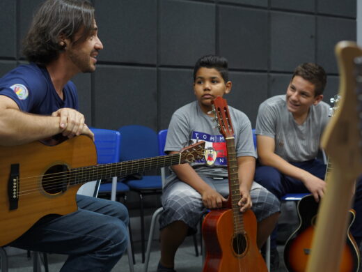 Escola Pública de Música Yamandu Costa completa um mês de atividades