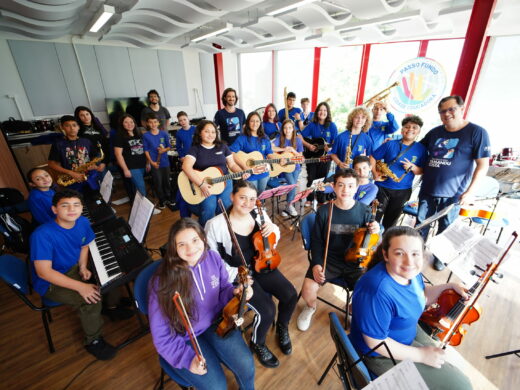 Escola Pública de Música Yamandu Costa abrirá o show do violonista Lúcio Yanel e Grupo Yangos