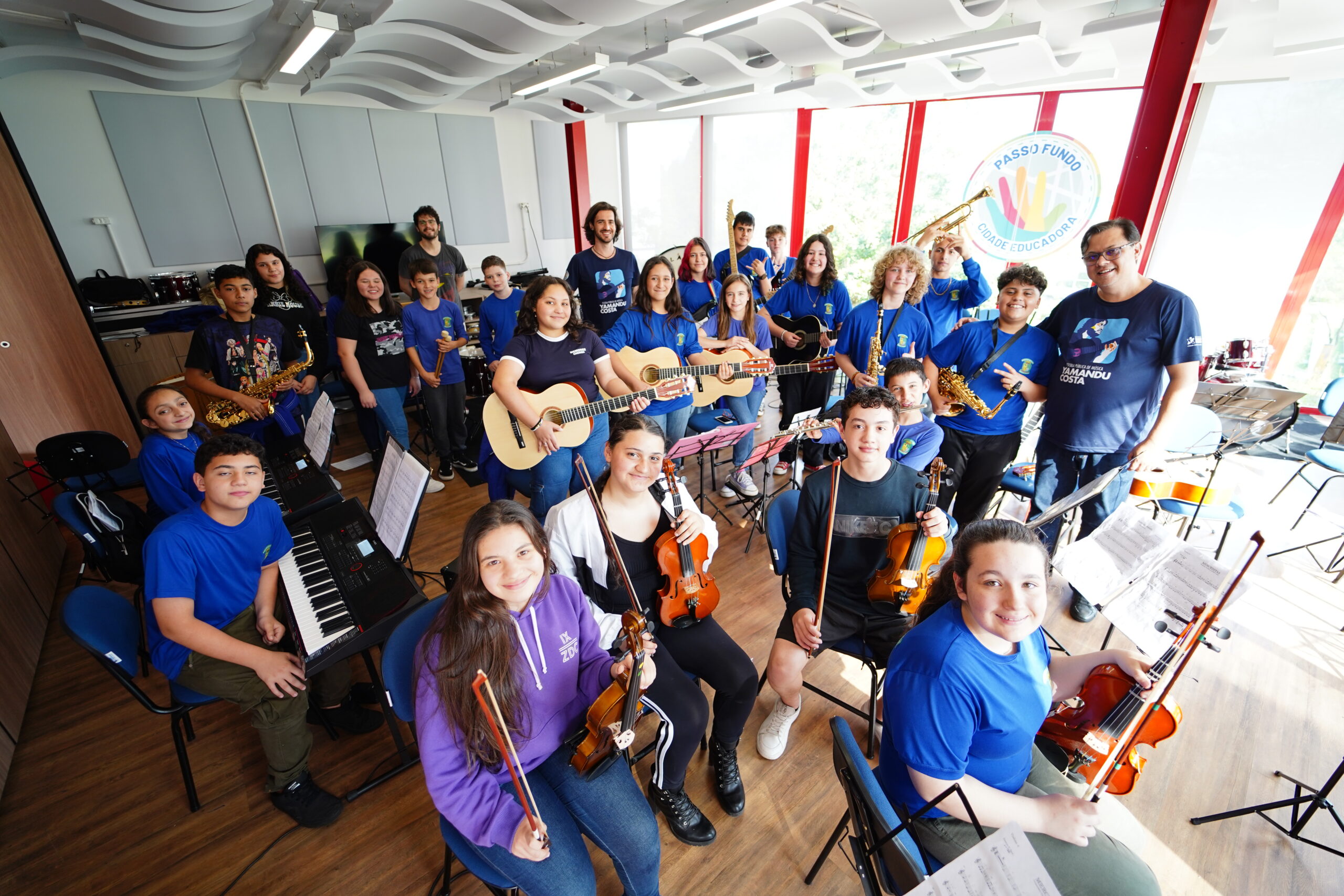 Escola Pública de Música Yamandu Costa abrirá o show do violonista Lúcio Yanel e Grupo Yangos