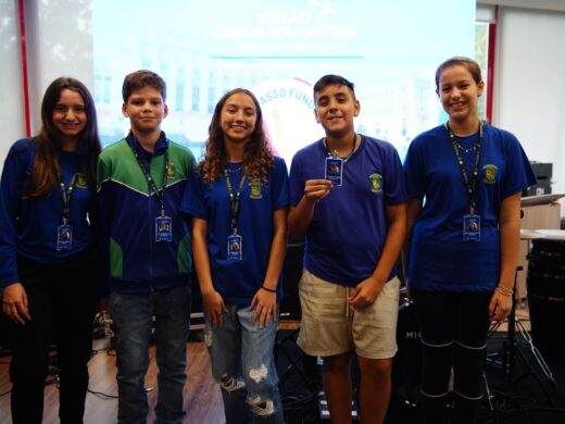 Prefeitura entrega título de embaixadores de Passo Fundo a alunos da rede municipal