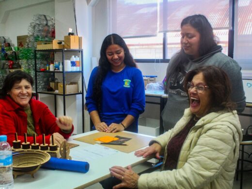 Gerações se unem no FabLab em oficinas maker que conectam saberes e experiências