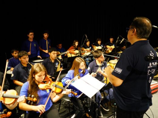 Alunos da Escola Pública de Música Yamandu Costa encantam público ao abrir show de Alegre Corrêa
