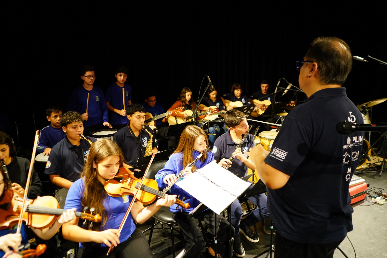 Alunos da Escola Pública de Música Yamandu Costa encantam público ao abrir show de Alegre Corrêa