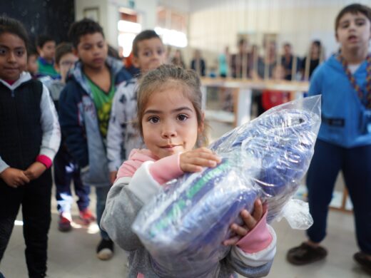 Prefeitura realiza entrega de uniformes escolares a mais de 18 mil alunos da rede municipal