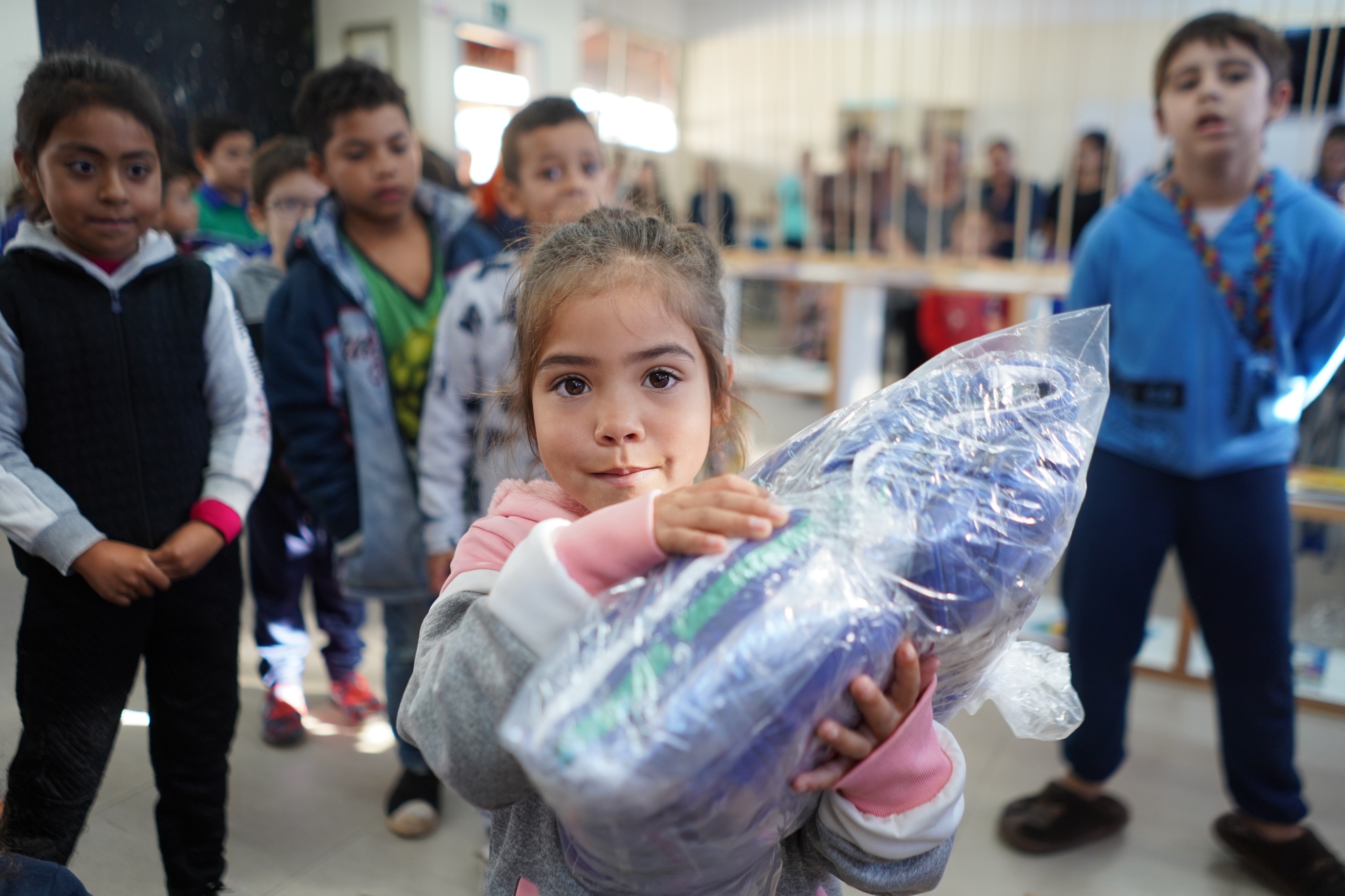 Prefeitura realiza entrega de uniformes escolares a mais de 18 mil alunos da rede municipal