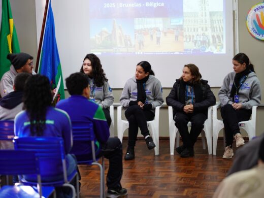 Alunos da rede municipal que participaram de intercâmbio na Bélgica compartilham experiências com a comunidade escolar