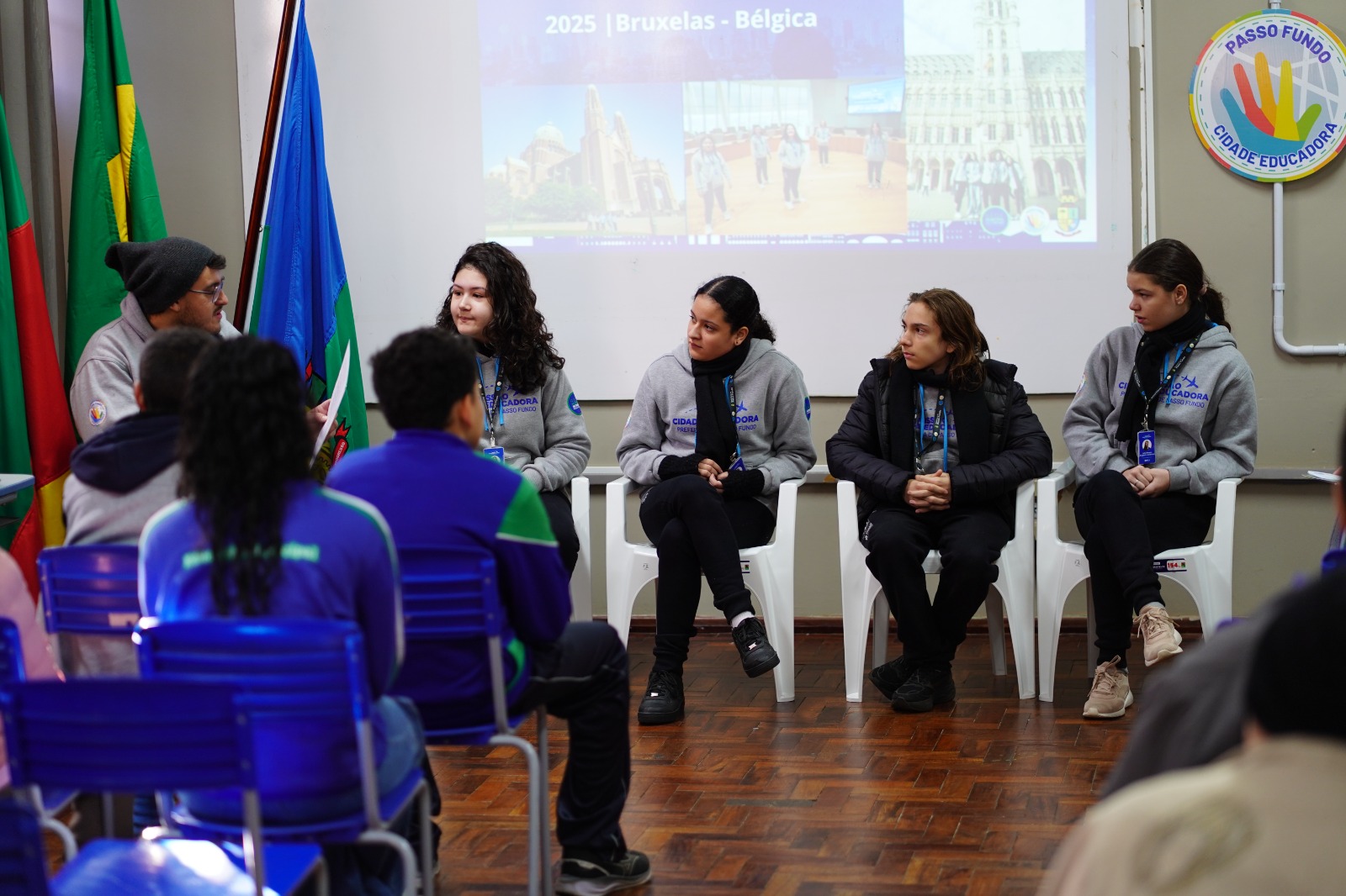 Alunos da rede municipal que participaram de intercâmbio na Bélgica compartilham experiências com a comunidade escolar