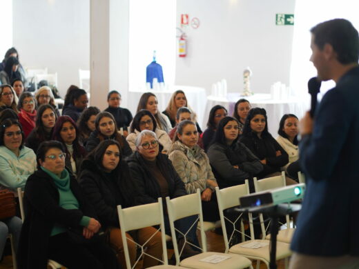 Monitores da rede municipal realizam nova formação