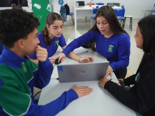 Alunos da rede municipal desenvolvem horta tecnológica com foco em inovação e meio ambiente