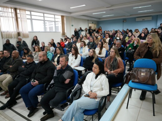 Prefeitura encaminha projeto que cria 14º e 15º salários para profissionais da educação municipal