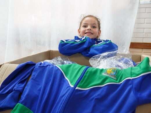 Prefeitura inicia entrega de uniformes para alunos da rede municipal de educação