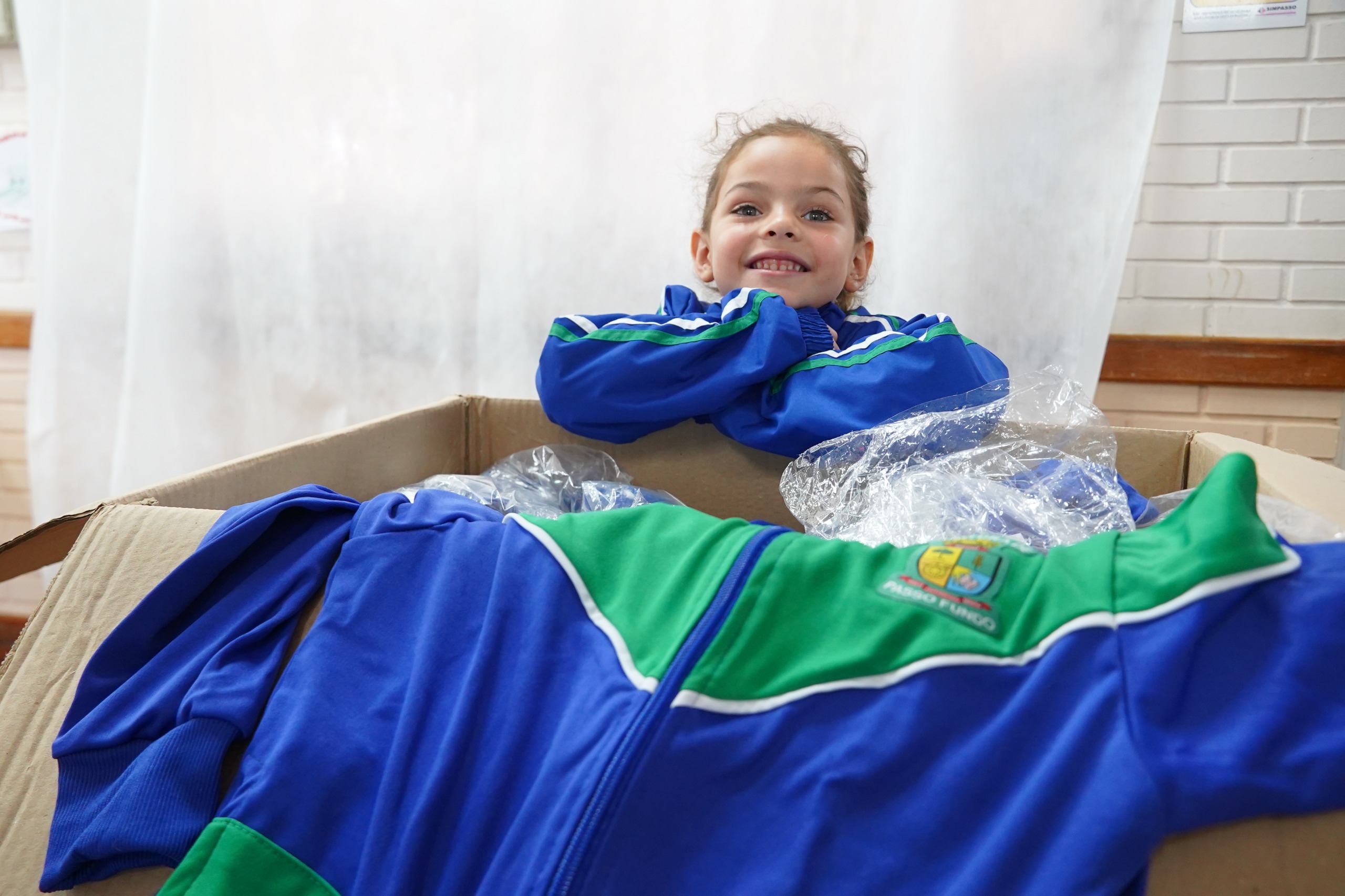 Prefeitura inicia entrega de uniformes para alunos da rede municipal de educação